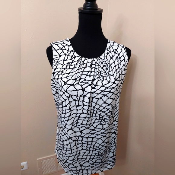 BCBGMaxAzaria Short Sleeve Top - Picture 9 of 10